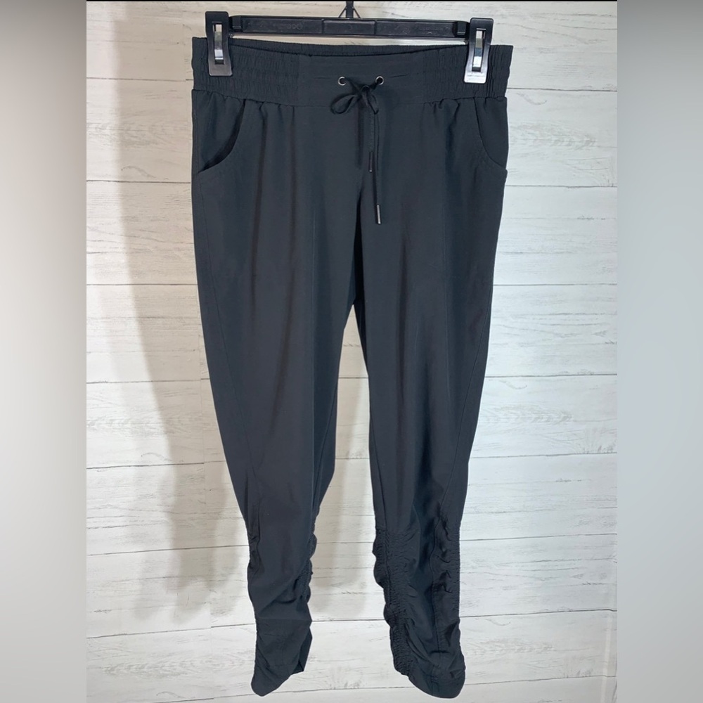 ATHLETA capri black Workout Pants size 0 (27X23) ruched  legs